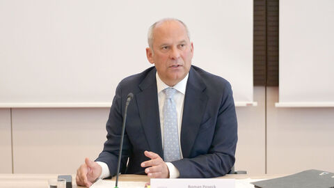 Innenminister Roman Poseck stellt die Polizeiliche Kriminalstatistik 2024 Hessen vor