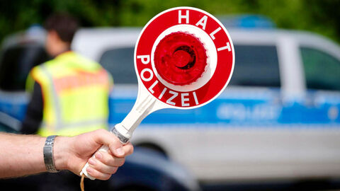 Polizeikelle mit Aufschrift "Halt Polizei"