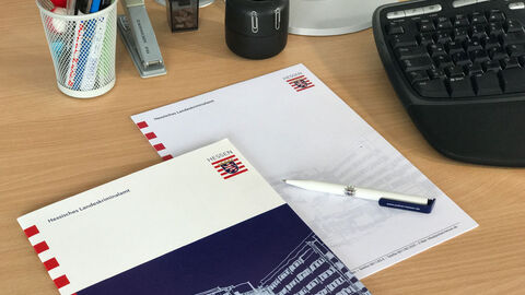 Schreibtisch mit Broschüre zum Hessischen Landeskriminalamt