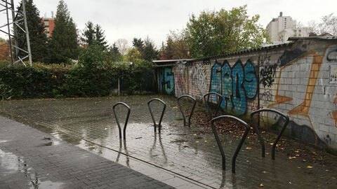 Unbeleuchtete, ungenutzte Fahrradständer