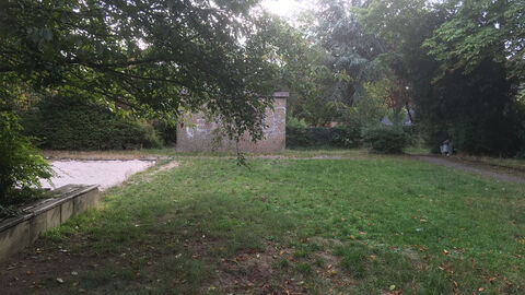 nicht einsehbahrer, ungenutzter Kinderspielbereich