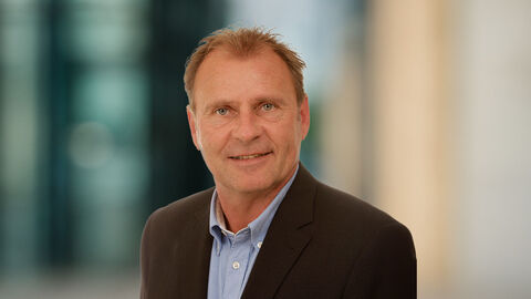 Dirk Richter vor unscharfen Hintergrund