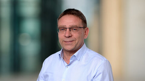 Jörg Künstler vor unscharfen Hintergrund