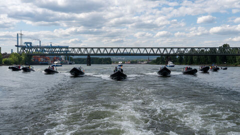 Mehrere Boote der Wasserschutzpolizei in V-Formation auf dem Wasser