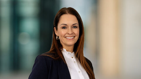 Yvonne Winter vor unscharfen Hintergrund