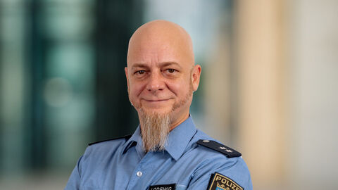 Benjamin Lodewig vor unscharfen Hintergrund