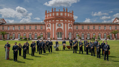 Das Landespolizeiorchester vor dem Biebricher Schloss
