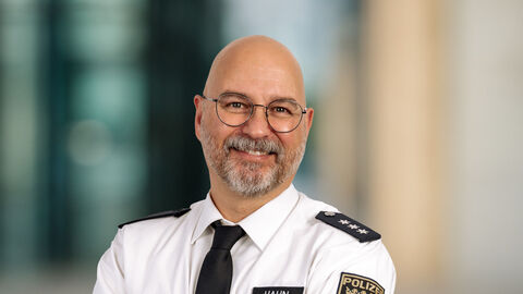 Marco Hahn vor unscharfen Hintergrund