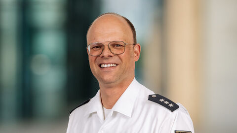 Marcus Lerch vor unscharfen Hintergrund