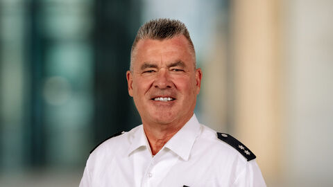 Thomas Junghans vor unscharfen Hintergrund