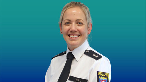 Polizeibeamtin mit bloden Haaren im weißen Diensthemd mit Krawatte