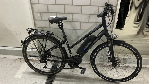 Ein schwarzes Pedelec der Marke Fischer, Modell "VIATOR ETD1861"