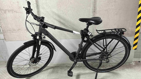 Ein anthrazitfarbenes Fahrrad der Marke Kalkhoff, Modell Endeavor 30