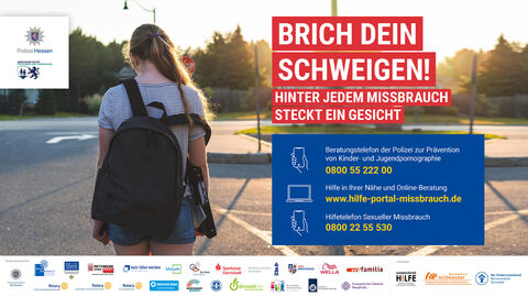 Kampagnenbild zu Brich dein Schweigen - Motiv 03 - ein Mädchen mit Rucksack und einer Mappe unter dem Arm steht mit dem Rücken zum Betrachter, Schriftzug "Brich dein Schweigen! Hinter jedem Missbrauch steckt ein Gesicht", Angaben zu Hilfe- und Beratungstelefonnummern und einem Online-Beratungsportal 