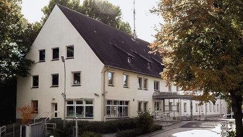 Direktion Verkehrssicherheit/Sonderdienste beim Polizeipräsidium Nordhessen; Foto zeigt das Liegenschaftsgebäude der Polizeidirektion mit der Zufahrt bei blauem Himmel