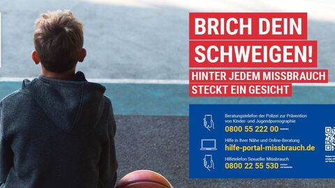Junge sitzt mit Rücken zum Betrachter, neben ihm ein Basketball; rechts Text "Brich dein Schweigen! Hinter jedem Missbrauch steckt ein Gesicht"; Erreichbarkeiten telefonisch und per E-Mail