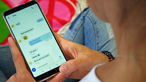 Kind mit Smart-Phone in der Hand 