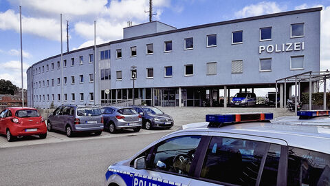 Kriminaldirektion beim Polizeipräsidium Nordhessen; Foto zeigt das Liegenschaftsgebäude der Kriminaldirektion mit der Zufahrt bei blauem Himmel