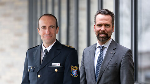 Polizeipräsident Torsten Krückemeier und Polizeivizepräsident Dr. Hanno Frielinghaus vor Glaswand 