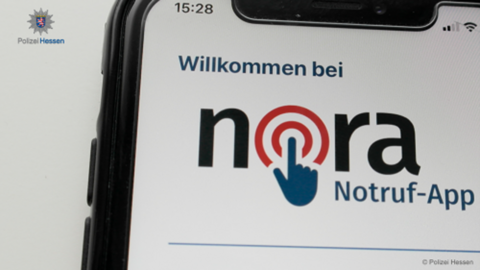 Startseite der Notruf-App "nora" im Display eines Smartphones