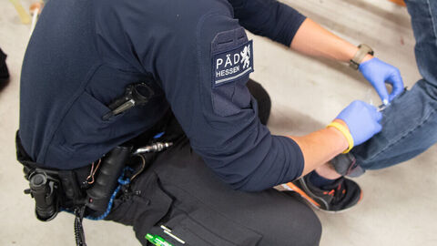 Polizeiärztlicher Dienst versorgt eine Person