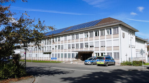Polizeidirektion Waldeck-Frankenberg; Foto zeigt das Liegenschaftsgebäude der Polizeidirektion mit der Zufahrt bei blauem Himmel