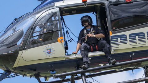 Der Comander der Fliegerstaffel sitzt in der offenen Hubschraubertür
