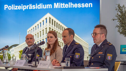 v.l.n.r.: Pressesprecher Pierre Gath, stellvertretende Leitung des Hauptsachgebiets Presse- und Öffentlichkeitsarbeit Friederike Morello, Polizeipräsident Torsten Krückemeier, Leitung Abteilung Einsatz Eric Hessenmüller
