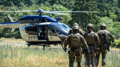 SEK Beamte laufen zum Hubschrauber