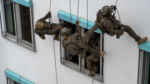 Das Spezialeinsatzkommando seilt sich an einer Hauswand ab