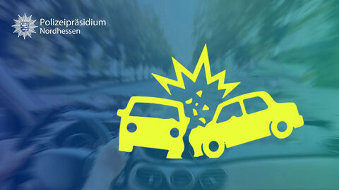 Verkehrsunfallstatistik des Polizeipräsidiums Nordhessen 2024; Bild zeigt zwei zusammenstoßende Fahrzeuge als Karikatur in gelger Farbe, im Hintergrund in grün/blau leicht mit einem Filter hinterlegt der Innenraum eines Fahrzeugs mit Blickrichtung Fahrbahn, oben links in der Ecke der Polizeistern mit dem Schriftzug Polizeipräsidium Nordhessen in weiß
