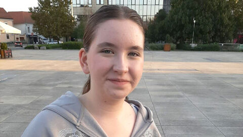 16-jährige Vermisste mit dunklem Haar zu einem Zopf zusammengebunden