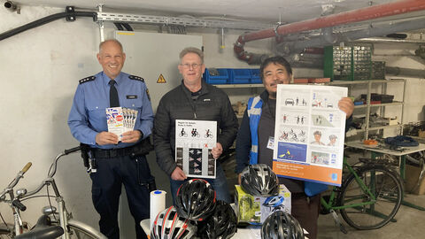 Das Foto zeigt den Schutzmann vor Ort (SvO), Polizeihauptkommissar Gunter Weber, Michael Höhl und Nomguunsuren Gonchigsuren (beide EAEH) in der Fahrradwerkstatt.