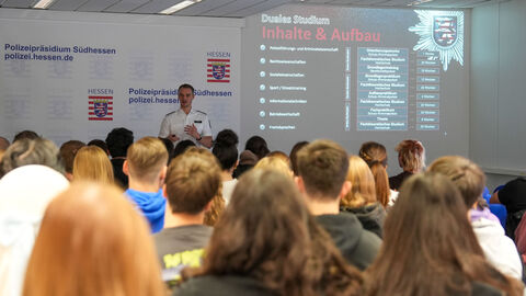 Die Teilnehmenden an der Betriebserkundung erhielten ausführliche Informationen zum Polizeiberuf, zu den Einstellungsvoraussetzungen und zum dualen Studium bei der Polizei Hessen