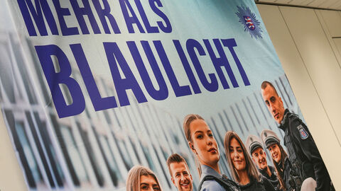 Foto eines Banner zur Karriere bei der Polizei, mit dem blauen Schriftzug: Mehr als Blaulicht, darunter sind Polizeibeamtinnen und Polizeibeamte abgebildet