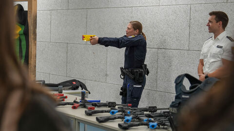 In der Raumschießanlage wurden reale Szenarien und verschiedene Ausrüstungsgegenstände gezeigt