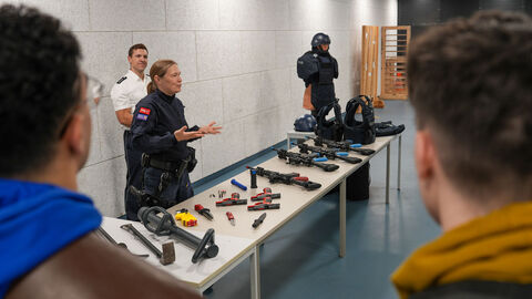 In der Raumschießanlage wurden verschiedene Ausrüstungsgegenstände erläutert