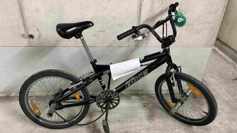 Ein schwarzes BMX-Rad "Black Bike" wurde am 03.10.2025 im Herrngarten, Darmstadt, aufgefunden