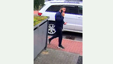 03 Tatverdächtiger geht telefonierend auf Gehweg