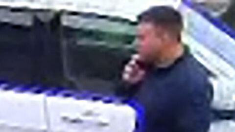 04 Tatverdächtiger Sprengstoffexplosion geht telefonierend auf Gehweg