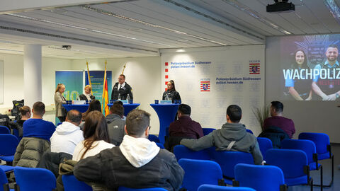 Zwei Kolleginnen der Abteilung Verwaltung und ein Kollege und eine Kollegin der Wachpolizei informieren die Bewerberinnen und Bewerber für die Wachpolizei