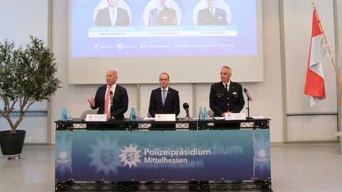 v.l.n.r.: Innenminister Roman Poseck, Polizeipräsident Torsten Krückemeier und Einsatzleiter Jürgen Fehler bei der Pressekonferenz zur  Vorstellung des polizeilichen Einsatzkonzepts anlässlich der Neugründung der AfD-Jugendorganisation in Gießen 