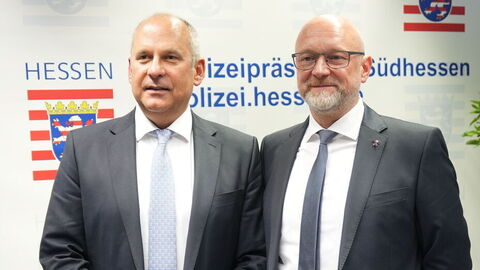 Innenminister Roman Poseck mit dem neuen Polizeipräsidenten Südhessens Christian Vögele