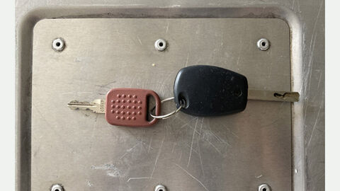 Aufgefundener Autoschlüssel; Schwarzer Autoschlüssel für ein Fahrzeug der Marke Dacia und weiterer Schlüssel mit rotem Griffstück