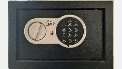 Aufgefundener Tresor; Bild eines kleinen schwarzen Tresors mit einem Zahlenkombinationsschloss und Drehgriff