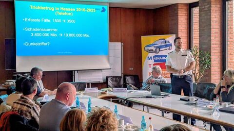 Übersicht Seminar, Polizist trägt PowerPoint Folien vor