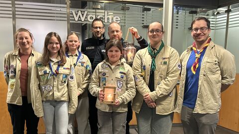 Pfadfinder aus Langgöns bringen Friedenslicht ins Polizeipräsidium Mittelhessen