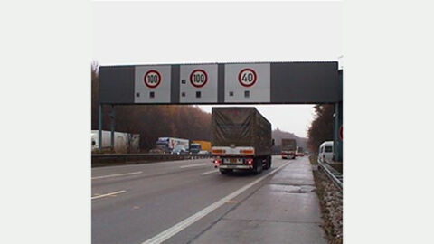Das Bild zeigt eine Geschwindigkeitsmessstelle auf einer dreispurigen Autobahn. 