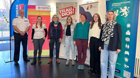 Behördenübergreifendes Theaterstück "Trau Dich!" begeisterte 450 Schülerinnen und Schüler in Kassel: Foto zeigt die Initiatoren der Veranstaltung in einer Reihe stehend von links nach rechts