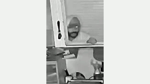 Einbruch in Kiosk in der Kasseler Nordstadt; Unbekannter Täter 2 vor dem Fenster wartend